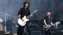 Foo Fighters: guarda il video della cover di Paranoid con Geezer Butler al basso