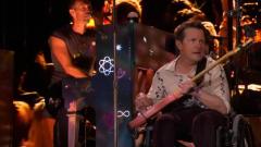 Michael J. Fox ha suonato a sorpresa sul palco di Glastonbury con i Coldplay. Guarda il video