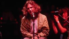 Pearl Jam: la vera storia di "Corduroy", il grido di rabbia di Eddie Vedder contro la mercificazione dello stile di Seattle