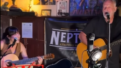 David Gilmour ha suonato a sorpresa al concerto della figlia Romany in un pub di Hove. Guarda il video