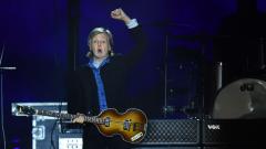 Paul McCartney ha suonato per la prima volta in concerto l'ultimo brano dei Beatles, "Now and Then". Guarda il video