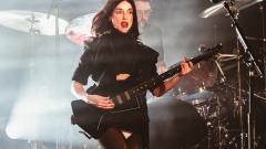 St. Vincent: guarda le foto più belle e la scaletta del concerto a Milano