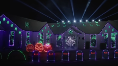 Halloween, l'incredibile coreografia a tema AC/DC si illumina a tempo con Thunderstruck. Guarda il video