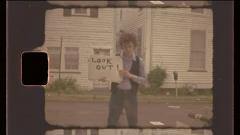 Timotheé Chalamet è Bob Dylan nella versione di Subterranean Homesick Blues dal biopic "A Complete Unknown". Guarda il video