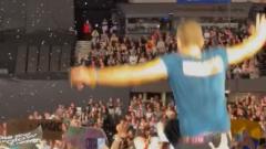 Coldplay, Chris Martin è caduto in una botola sul palco durante il concerto a Melbourne. Guarda il video