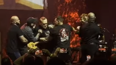 Morrissey ha interrotto il concerto a Dallas dopo l'invasione del palco da parte dei fan. Guarda il video