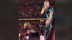 Coldplay, Chris Martin ha fermato il concerto a Sydney per aiutare un bambino in difficoltà nel pubblico. Guarda il video