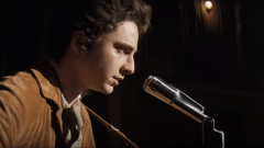 Bob Dylan, pubblicate le prime tracce cantate da Timotheé Chalamet per il biopic A Complete Unknown. Ascoltale qui