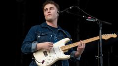 Sam Fender e il Newcastle United mettono all'asta le magliette della Carabao Cup per beneficenza
