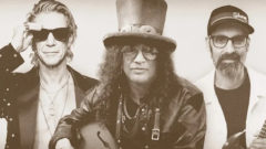 Guns N' Roses: Slash e Duff McKagan hanno pubblicato un nuovo inedito per beneficenza. Ascoltalo qui