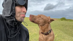 Liam Gallagher ha ricevuto il premio PETA 2024 per la protezione degli animali