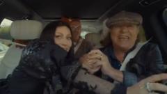 AC/DC, Brian Johnson protagonista del Carpool Karaoke di Natale con ospite Lady Gaga. Guarda il video
