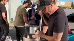 Dave Grohl ha trascorso il suo compleanno cucinando per le famiglie sfollate a causa degli incendi di Los Angeles. Guarda i video