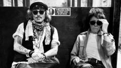 Johnny Depp in visita alla mostra degli strumenti di Jeff Beck: "Il chitarrista più grande che ho avuto la fortuna di chiamare amico"