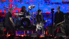 Nirvana: reunion a sorpresa con Dave Grohl, Pat Smear e Krist Novoselic sul palco del Fire Aid. Guarda il video completo