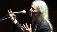 Patti Smith: dopo essere svenuta durante un concerto, torna sul palco e canta Because The Night da seduta. Guarda il video