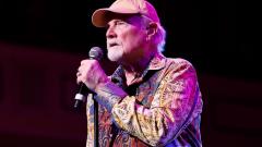 The Beach Boys: la vera storia di Mike Love, l'inconfondibile voce della band californiana