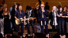 Patti Smith, il concerto tributo in beneficenza con Bruce Springsteen, Michael Stipe, Flea e Johnny Depp. Guarda le foto e i video