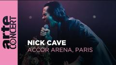 Nick Cave ha pubblicato il concerto integrale con i Bad Seeds registrato a Parigi nel 2024. Guardalo qui