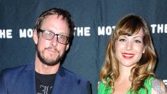 Weezer: la moglie del bassista Scott Shriner arrestata per tentato omicidio dopo essere stata ferita dalla polizia