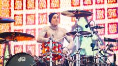 Blink-182, Travis Barker ha messo in vendita la sua batteria del tour di "One More Time" (e altri cimeli). Guarda il video e le foto