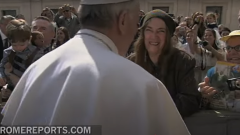 Patti Smith rende omaggio a Papa Francesco: "La natura, la poesia e la sofferenza sentiranno la mancanza del loro campione"