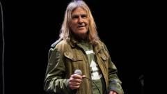 The Alarm: è morto Mike Peters. Il leader della band gallese aveva 66 anni