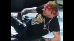 I Guns N' Roses hanno pubblicato un video con tutte le cadute di Axl Rose sul palco. Guardalo qui