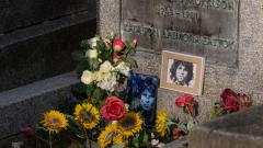 The Doors, ritrovato dopo 36 anni il busto rubato dalla tomba di Jim Morrison a Parigi. Guarda le foto