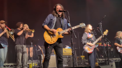 Dave Grohl si è esibito a sorpresa a Londra sul palco con Kim Deal per una cover dei Pixies. Guarda il video