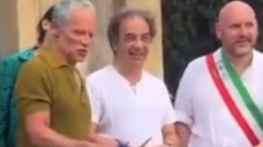 Red Hot Chili Peppers, Flea in vacanza in Toscana si è presentato a sorpresa all’inaugurazione di una mostra. Guarda il video