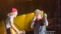 Billie Joe Armstrong ha cacciato un fan dal palco per aver suonato gli Oasis invece dei Green Day. Guarda il video