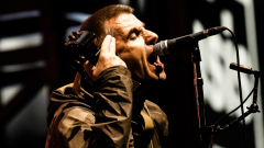 Oasis, Liam Gallagher ha registrato la voce dell'annuncio della fermata dei tram di Heaton Park a Manchester. Guarda il video