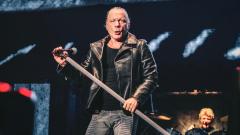 Iron Maiden, Bruce Dickinson si è allenato in una palestra di scherma a Padova prima del concerto all'Euganeo. Guarda le foto e i video