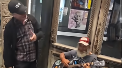 Iron Maiden, Bruce Dickinson ha cantato una canzone dei Judas Priest in strada a New Orleans insieme a un busker. Guarda il video