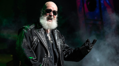 Judas Priest, Rob Halford si è sposato: “Il segreto di una relazione? Se uno dei due cucina, l’altro lava i piatti”