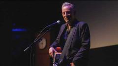Bruce Springsteen ha suonato a sorpresa durante la proiezione di "Deliver Me From Nowhere" a New York. Guarda il video