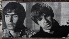 Oasis, realizzato un nuovo murale a Manchester (in una location storica) dedicato alla band. Guarda le immagini
