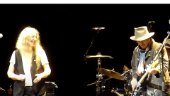Patti Smith, Johnny Depp è salito a sorpresa sul palco a Londra per suonare "People Have The Power". Guarda il video