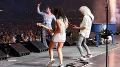 Queen, Brian May ha suonato "Bohemian Rhapsody" a sorpresa sul palco con Benson Boone. Guarda il video