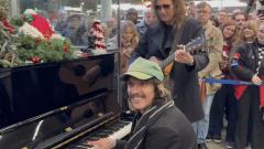 The Darkness: concerto a sorpesa a Londra alla stazione St. Pancras. Guarda il video
