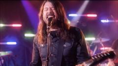 I Foo Fighters (o meglio, i Dee Gees) hanno pubblicato la loro versione di "You Should Be Dancing" dei Bee Gees. Guarda il video