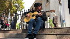 Megadeth: Dave Mustaine improvvisa un set in acustico per i fan davanti al suo hotel in Argentina . Guarda il video