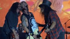 Dave Grohl sale sul palco coi Guns N' Roses per Paradise City ma gli organizzatori spengono l'impianto: "sforato il coprifuoco"