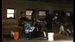 Eddie Vedder ha suonato con un artista di strada all'esterno dello stadio dei Chicago Cubs. Guarda il video