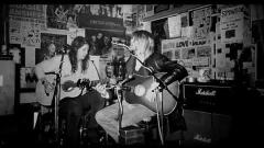Nirvana, quella volta che Kurt Cobain e Dave Grohl (al basso) suonarono in un bar in Scozia per beneficenza. Ascolta l'audio