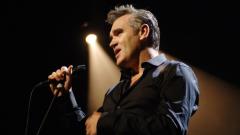 Morrissey travolto da un fan sul palco durate il concerto a San Diego. Il pubblico lo scambia per un pugno e lo fischia. Guarda il video 