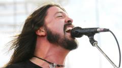 Dave Grohl ha perso la voce e ci scherza su: "Questa è l'ultima volta che bacio Bono". Guarda il messaggio dei Foo Fighters