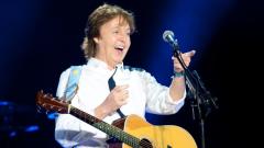 Paul McCartney pensava che una bottiglia di whisky costasse 2 sterline. Le curiosità della sua vita raccontate dal biografo ufficiale