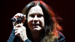 Ozzy Osbourne ha rischiato di morire. È stato colpito da tre diverse infezioni da stafilococco. Ora sta bene